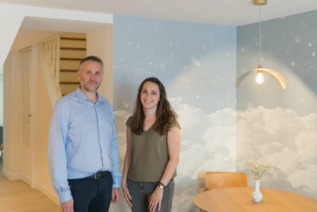 Portrait de deux conseillers funéraires souriants dans l'accueil chaleureux d'une agence d'obsèques