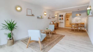Salon d'accueil des familles apaisant avec fauteuils bleu ciel, plantes et décoration épurée