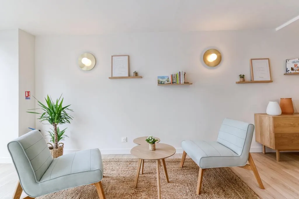 Espace d'échange chaleureux avec fauteuils pour l'élaboration d'un contrat de prévoyance obsèques