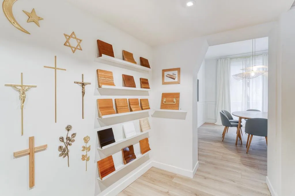 Exposition de capitons et symboles religieux dans le showroom d'une agence funéraire